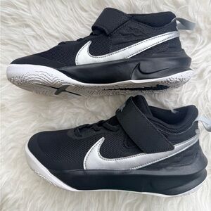 Nike Team Hustle D10 Low Black Metallic Silver Boy size 3Y-New